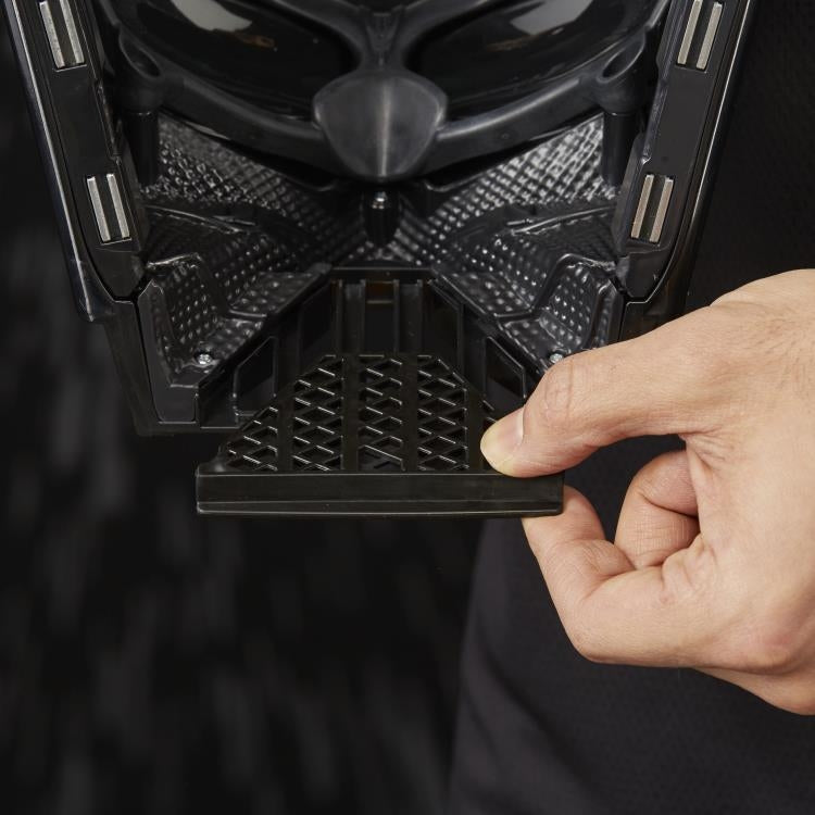 Hasbro Star Wars The Black Series Darth Vader 1:1 Scale Wearable Helmet (Electronic)