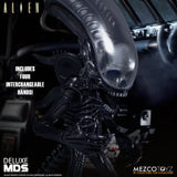 Mezco Toyz Mezco Designer Series MDS Alien 1979 Deluxe Alien Figure Set