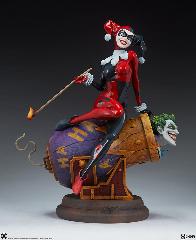 Harley Quinn and joker statue